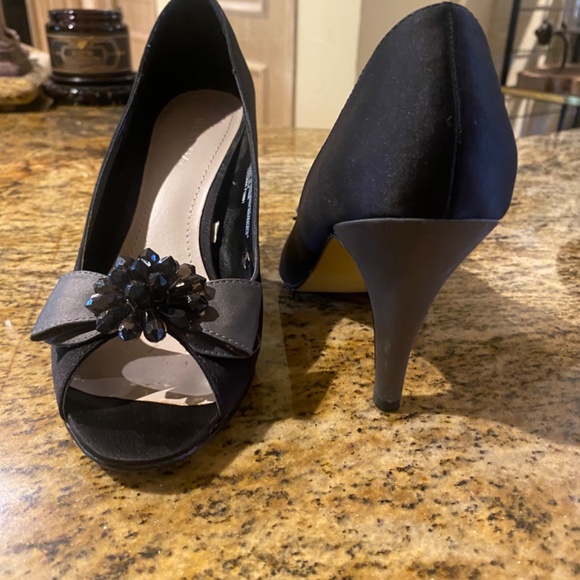 Beautiful Peep-Toe Heels - Picture 2 of 4